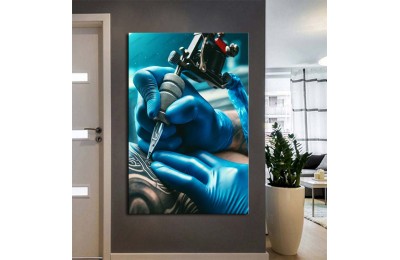 Dövme Aletiyle Dövme Yapan Dövmeci Dekorasyon Tablosu dvm4