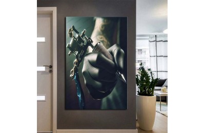 Dövme Aletiyle Dövme Yapan Dövmeci Dekorasyon Tablosu dvm5